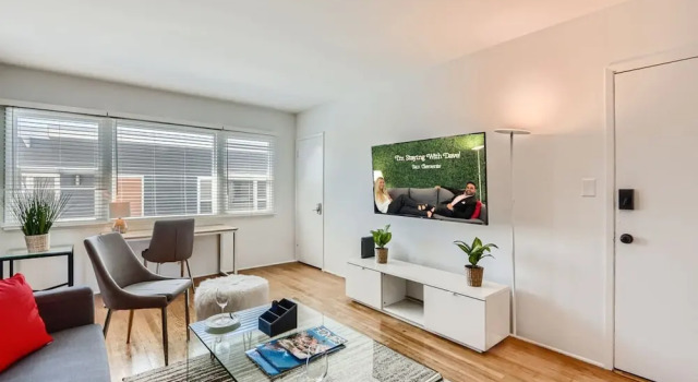 Walk to Beach - King Apt In 1 Area - AB, Забронировать Апартаменты/квартира Отели Сан-Клементе с парковкой, рядом с San Clemente Farmers Market, Парковка