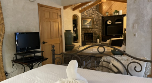One bedroom, one bath log-sided cottage with private hot tub on Lake Ouachita. by RedAwning, Boek Vakantiehuis Hotels in Missouri met zwembad, Zwembad