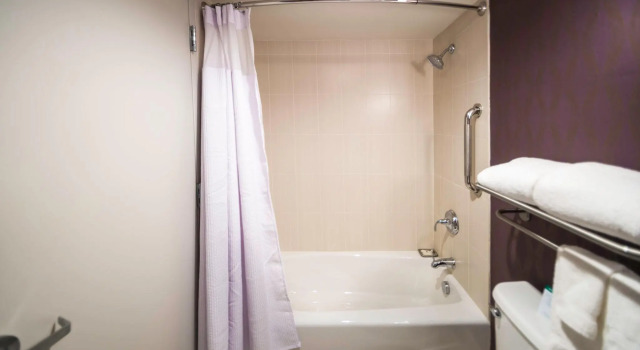 Четырёхместный номер Standard Crowne Plaza Saddle Brook by IHG