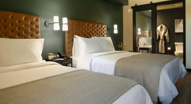 Четырёхместный номер Standard The Lloyd Stamford, Tapestry Collection by Hilton