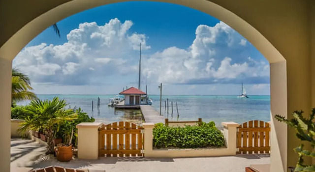 Люкс с 2 комнатами oceanfront The Palms Oceanfront Suites