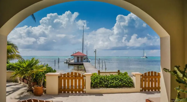 Люкс с 2 комнатами с балконом и с красивым видом из окна The Palms Oceanfront Suites