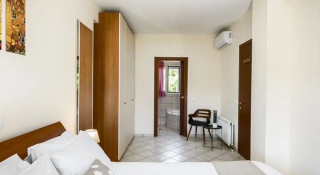 Villa Nina with Private Plunge Pool by Konnect, 5 km to Corfu Town, Забронировать Вилла Отели периферии Ионических островов с парковкой, Парковка