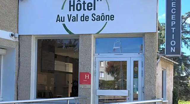 Трёхместный номер Superior Hôtel Au Val De Saône PARKING GRATUIT