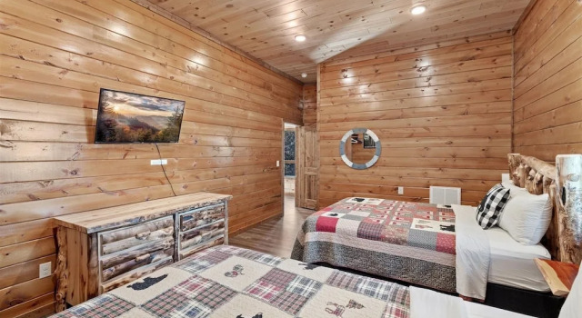 Smokey Treats 5 Bedroom Cabin by RedAwning