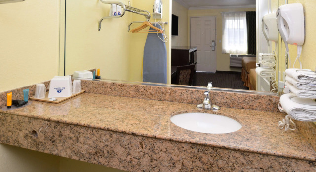 Четырёхместный номер Standard Americas Best Value Inn-Rialto