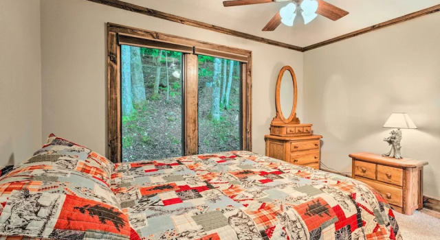 3 Mi to Beech Mtn: Treetop Cabin w/ Deck & Views, Забронировать Дом для отпуска Коттеджи Бича Маунтин, Коттедж