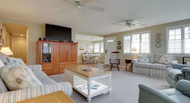 Westerly Retreat ~ 1/4 Mi to Private Beach!, Réserver Maison de vacances Westerly Rhode Island