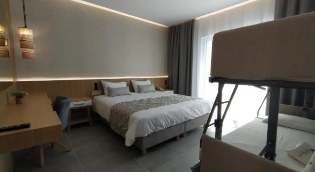 Четырёхместный номер Standard с красивым видом из окна Minoa Hotel