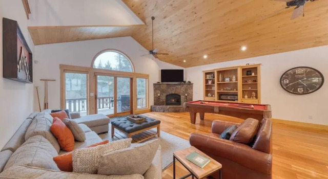 5 Mins to Ski Resort Ping Pong, Pool Table, Deck Donner Ridge by Avantstay