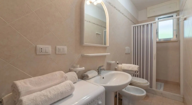 Коттедж c 1 комнатой с балконом и с видом на город Bright Apartment asia Near The Beach In Otranto