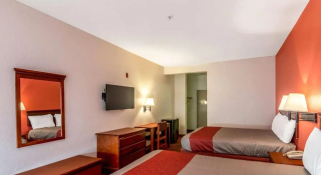 Четырёхместный номер Standard Motel 6 Oklahoma City OK Fairgrounds West