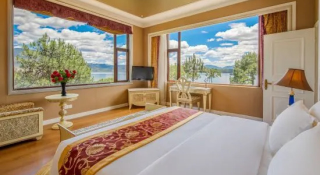 Люкс с видом на озеро Silver Lake Island Hotel At Lugu Lake, Yunnan
