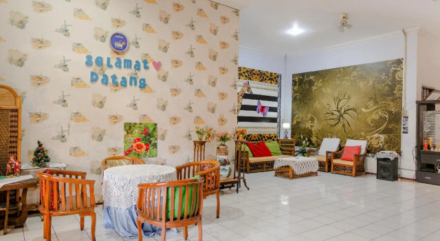 OYO 2772 Jonas Homestay, Rezervovat Hotel Hotely v Malang s parkováním, poblíž Taman Rekreasi Kota, Parkování