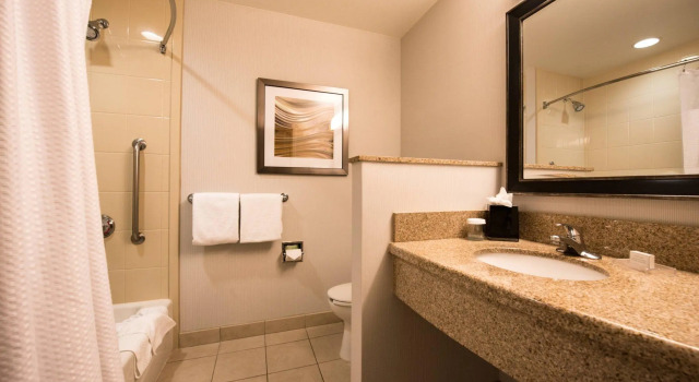 Четырёхместный люкс с 2 комнатами Courtyard by Marriott San Luis Obispo