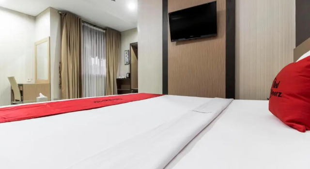 Suite junior RedDoorz Plus @ Tuparev Cirebon