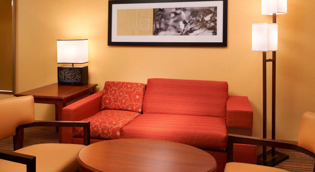 Двухместный люкс c 1 комнатой Courtyard by Marriott Louisville East