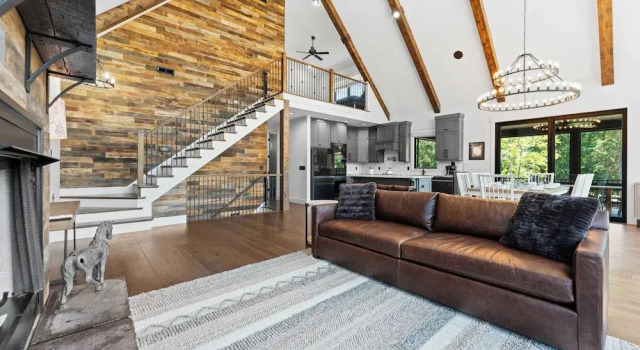 Коттедж Gray Fox Lodge by Avantstay Waterslide Pool, Theater Sleeps 21