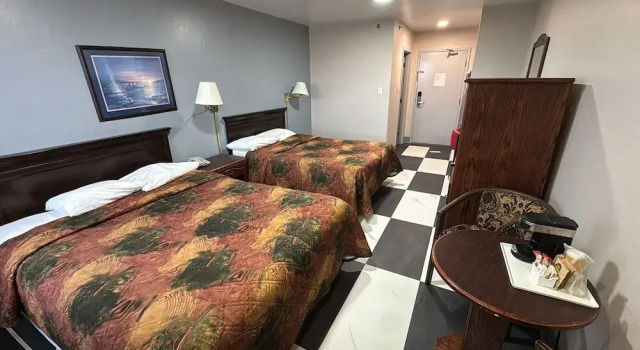Четырёхместный номер Standard Burntwood Hotel and Restaurant