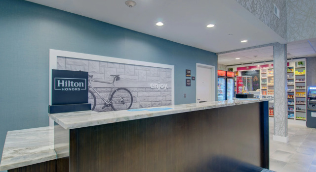 Hampton Inn & Suites Boston/Stoughton, Varaa Hotelli Hotellit New England uima-altaalla, Uima-allas
