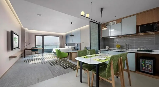 Люкс с балконом Holiday Inn & Suites Wuhan International Expo