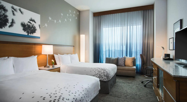 Четырёхместный клубный номер Standard Renaissance Schaumburg Convention Center Hotel