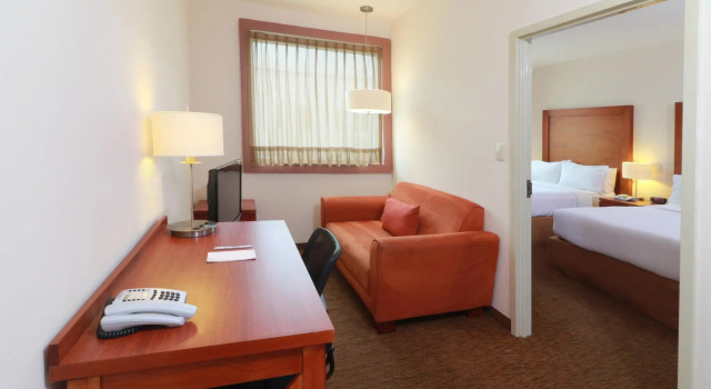 Четырёхместный люкс c 1 комнатой Staybridge Suites Queretaro by IHG