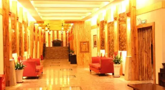 Qiliping Hot Spring Hotel, Varaa Hotelli Hotellit Sichuan pysäköinnillä, Pysäköinti