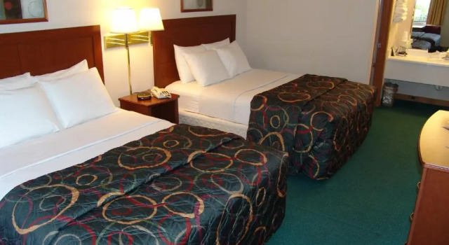 Четырёхместный номер Standard Super 8 by Wyndham Branson - Shepherd of the Hills Exwy
