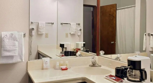 Двухместный номер Standard Ramada by Wyndham Portland Airport