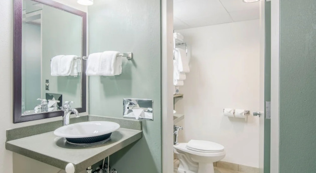 Четырёхместный номер Standard с балконом Oasis Hotel and Conv Center, an Ascend Collection Hotel