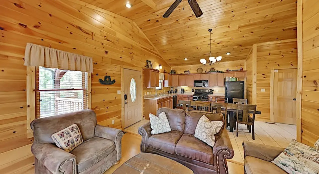 Gatlinburg Falls W/ Hot Tub & Big Views! 2 Bedroom Cabin