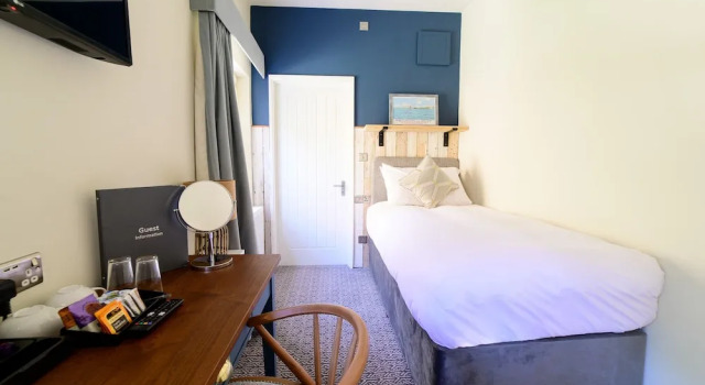 Трёхместный номер Standard Downs Hotel