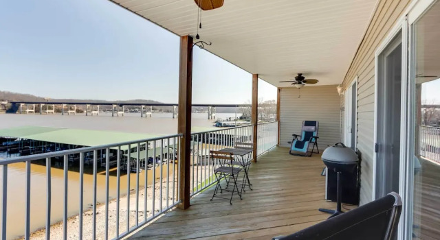 Апартаменты с 3 комнатами с балконом Lakefront Ozark Condo w/ Spacious Balcony!