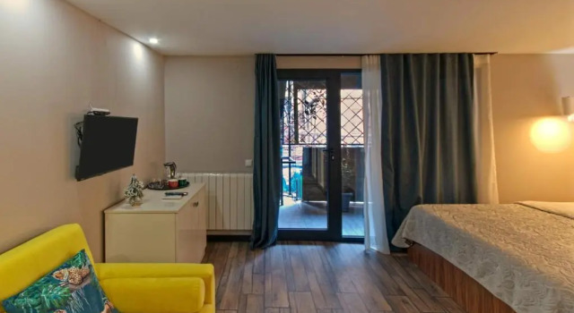 Sakhli at Chavchavadze ave 15, Забронировать Отель Недорогие отели Тбилиси, рядом с Текникури Университети, недорого
