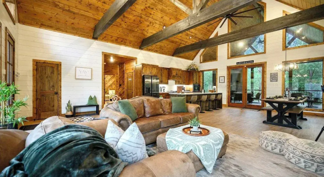 Broken Bow Home w/ Hot Tub, Game Room & EV Charger, Boek Vakantiehuis Hochatown Oklahoma