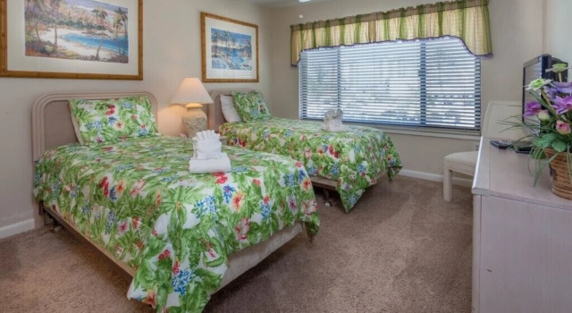 On The Harbour Condo Across From Beach! 2 Bedroom Condo by Redawning