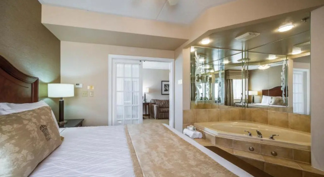 Двухместный люкс с джакузи с гостиной Deluxe Monte Carlo Inn & Suites Downtown Markham