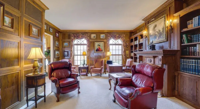 Immaculate Boone Villa w/ Entertainment Lounge, Забронировать Вилла Отели Бун с парковкой, Парковка