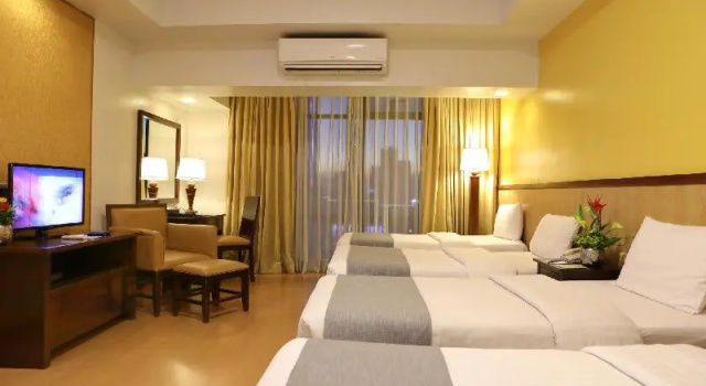 Четырёхместный номер Deluxe The Malayan Plaza Hotel
