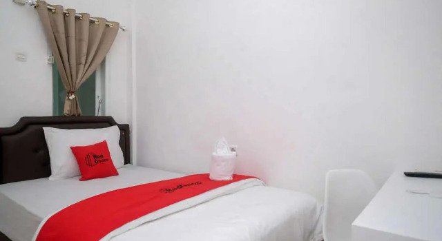 RedDoorz Plus At Lovina Inn Tonrangeng River Side, Book Hotel Hotels in Sulawesi with Parking, Parking