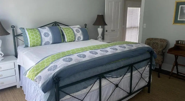 The Belvedere B&B, Prenota Bed & breakfast Charlevoix Michigan