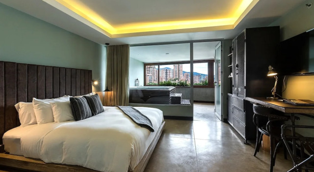 Номер Standard с балконом The Charlee Hotel
