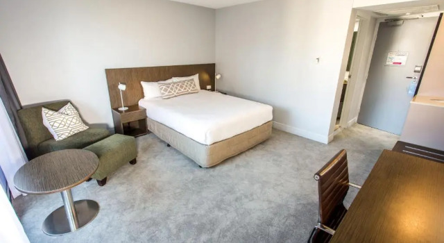 Номер Superior с балконом Mercure Brisbane Spring Hill