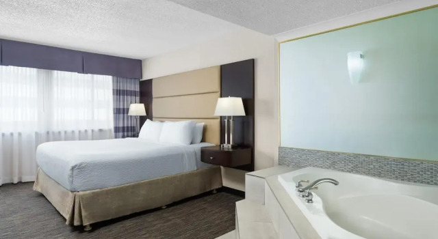 Двухместный номер Standard c 1 комнатой Ramada Plaza by Wyndham Regina Downtown