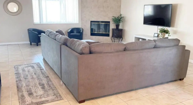 Коттедж Spacious Getaway! Pool, Spa, Sleeps 9