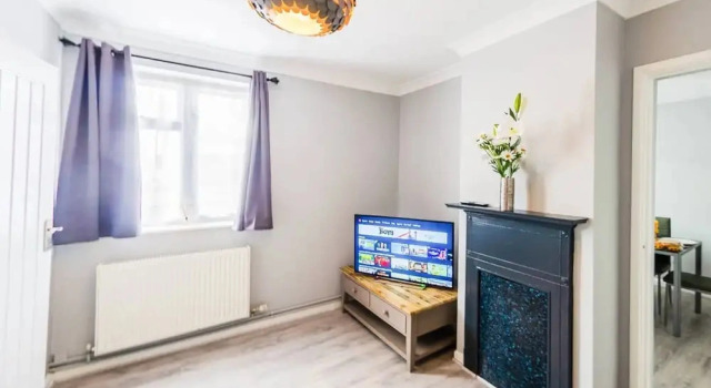 4 Bed - 2 Baths 1 Walk in Shower Lots of Parking