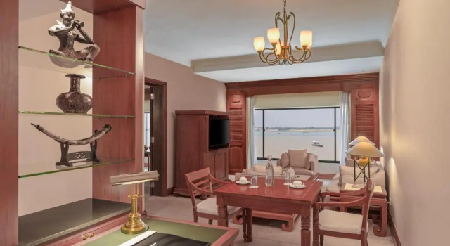 Полулюкс Hotel Cambodiana