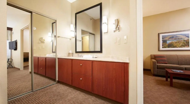 Люкс с видом на внутренний двор DoubleTree Suites by Hilton Hotel Cincinnati - Blue Ash