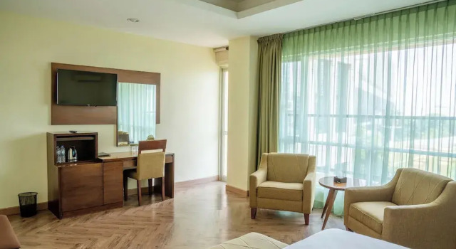 Люкс с балконом и с видом на город Hotel Alia Cikini